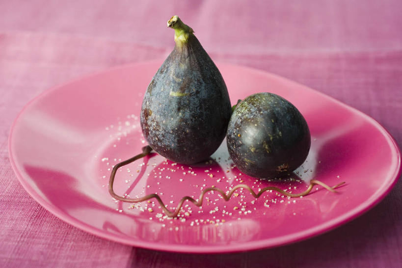 无人,横图,俯视,室内,特写,白天,白色背景,桌面,桌子,无花果,餐具,水果,一排,新鲜,整齐,碟子,盘,生食,食品,茎,果实,桌布,食物,排列,两个,粉色,盘子,碟,放,摄影,有机食品,绿色食品,影棚,砂糖,队列,映日果,树地瓜,奶浆果,蜜果,彩图,高角度拍摄,影棚拍摄,拍摄