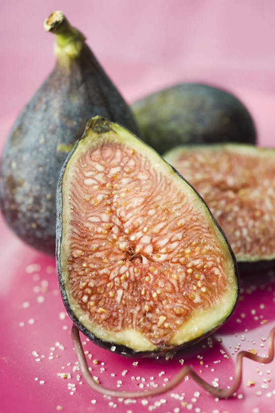 无人,竖图,俯视,室内,特写,白天,桌面,桌子,无花果,静物,许多,切开,粉色背景,朦胧,模糊,切,放,摄影,影棚,砂糖,剖面,切面,映日果,树地瓜,奶浆果,蜜果,彩图,高角度拍摄,影棚拍摄,拍摄