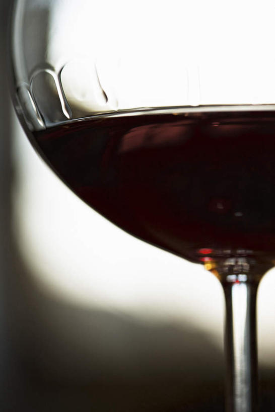 葡萄酒,无人,竖图,室内,特写,白天,仰视,桌面,桌子,静物,杯子,高脚杯,液体,玻璃制品,一个,酒杯,流动,单个,葡萄酒杯,玻璃杯,彩图,低角度拍摄