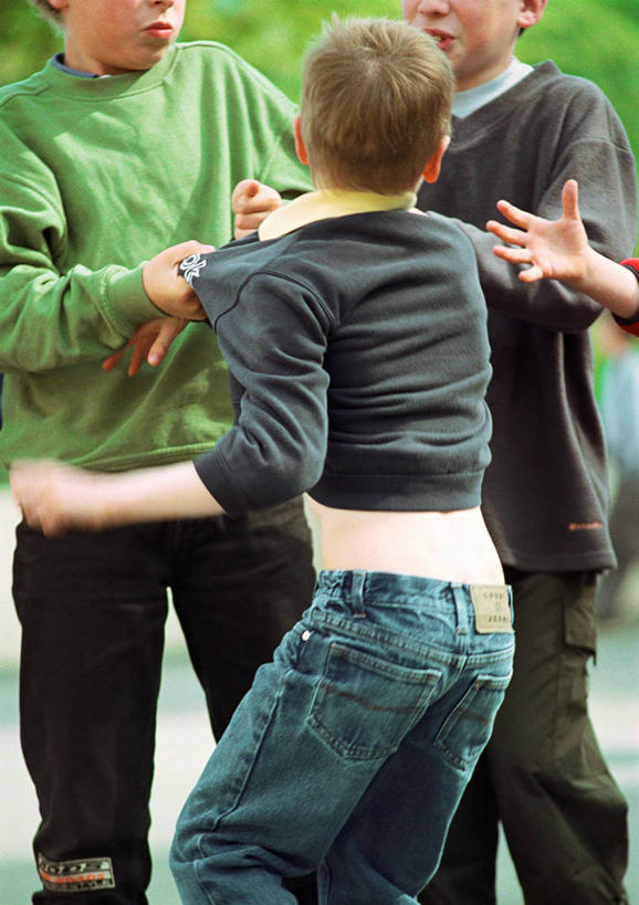 西方人,儿童,背部,三个人,站,竖图,室外,白天,正面,纯洁,植物,欧洲,欧洲人,阴影,服装,生气,朦胧,模糊,光线,影子,注视,休闲装,树,树木,小孩,衣服,绿色,阳光,自然,观察,看,站着,休闲,休闲服,可爱,童年,童趣,愤怒,服饰,生长,成长,观看,察看,抓住,愤慨,气愤,关注,童真,烂漫,无邪,愤恚,气忿,天真,男孩,男人,男性,白种人,站立,半身,彩图,男生