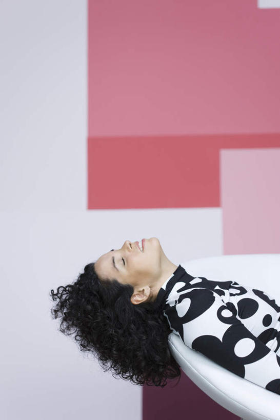 西方人,头发,一个人,躺,竖图,室内,白天,侧面,椅子,欧洲,欧洲人,仅一个年轻女性,仅一个女性,仅一个人,依靠,注视,休闲装,一个,黑色,看,休闲,休闲服,摄影,影棚,单个,关注,卧着,年轻女性,女人,女性,白种人,卷发,抬头,躺着,卧,仰头,半身,彩图,影棚拍摄,拍摄