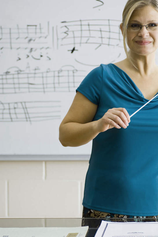 西方人,一个人,教师,站,竖图,室内,白天,正面,书籍,欧洲,欧洲人,仅一个女性,仅一个人,握,材料,档案,文件,眼镜,乐谱,五线谱,音乐,拿,拿着,注视,白板,教鞭,资料,观察,看,站着,仅一个中年女性,握着,观看,察看,节拍,关注,文档,音符,记录板,近视眼镜,记事板,符头,符干,符尾,乐章,女人,女性,中年女性,白种人,讲师,教授,老师,站立,半身,彩图