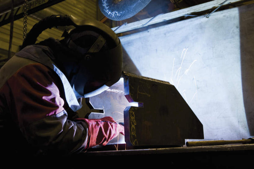 西方人,一个人,焊工,工厂,站,横图,室外,白天,仰视,工作服,制服,欧洲,欧洲人,仅一个男性,仅一个人,握,工作,拿,拿着,注视,仅一个年轻男性,观察,看,站着,握着,观看,焊接,察看,关注,防护服,工作台,工作制服,男人,男性,年轻男性,白种人,电焊工,焊接工,站立,半身,彩图,低角度拍摄,工作套服,工地,制造厂