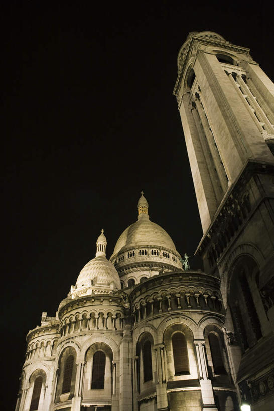 无人,教堂,竖图,室外,夜晚,仰视,旅游,度假,名胜古迹,标志建筑,地标,建筑,法国,巴黎,欧洲,遗迹,首都,古迹,文物,娱乐,建设,古建筑,蓝色,蓝天,天空,天,享受,休闲,旅游胜地,放松,宗教,信仰,信念,古文明,圣心堂,彩图,低角度拍摄,大教堂,礼拜堂