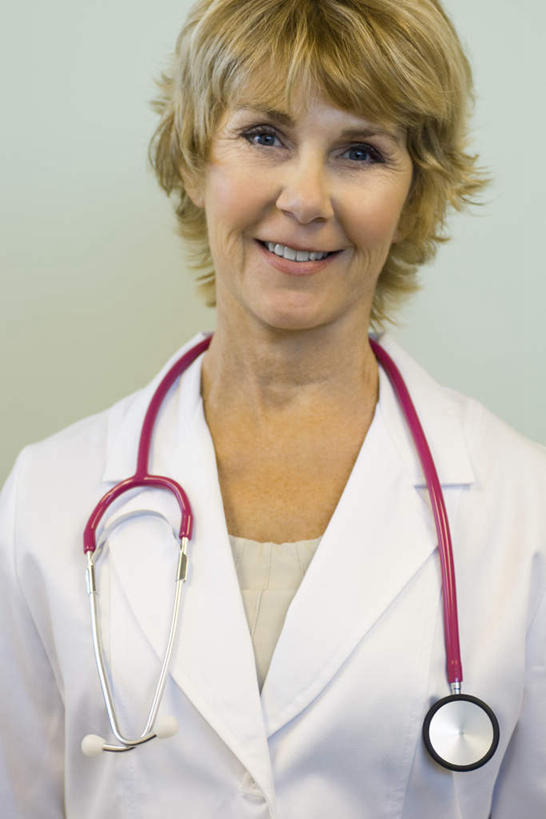 西方人,一个人,医生,医院,站,笑,微笑,露齿笑,竖图,室内,白天,正面,欧洲,欧洲人,仅一个女性,仅一个人,检查,墙,墙壁,墙面,听诊器,站着,仅一个中年女性,医护人员,医疗人员,检测,医疗设备,医疗机构,女人,女性,中年女性,白种人,大夫,站立,半身,彩图,病院,诊所