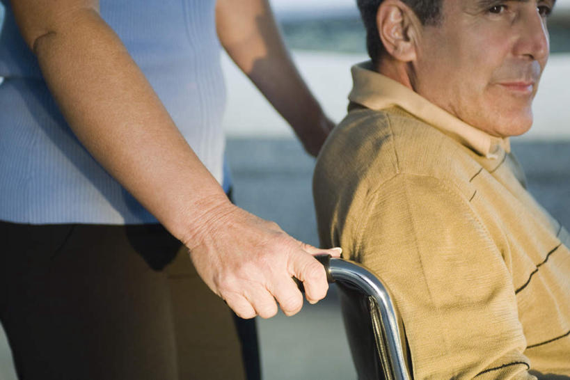 西方人,两个人,夫妻,病人,走,推,横图,室外,白天,侧面,爱情,旅游,度假,欧洲,欧洲人,握,阴影,服装,光线,影子,浪漫,拿,拿着,休闲装,娱乐,衣服,阳光,轮椅,享受,休闲,休闲服,恩爱,放松,握着,恋人,服饰,残疾,残疾人,户外运动,男人,男性,女人,女性,中年男性,中年女性,白种人,情侣,患者,就医者,步行,散步,走路,半身,彩图,伴侣