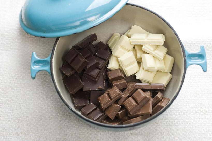 无人,横图,俯视,室内,特写,白天,白色背景,烹饪,静物,厨具,一堆,许多,堆叠,堆积,棒棒糖,锅子,食品,糖,糖果,甜点,甜品,白巧克力,食物,容器,甜食,摄影,影棚,锅具,黑巧克力,堆,烹饪用具,波板糖,烹调用具,烹调,彩图,高角度拍摄,影棚拍摄,拍摄