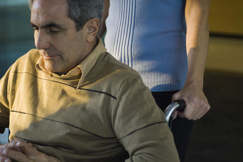 西方人,两个人,夫妻,病人,坐,走,横图,室内,白天,正面,爱情,欧洲,欧洲人,阴影,服装,光线,影子,浪漫,休闲装,衣服,阳光,轮椅,休闲,休闲服,恩爱,恋人,服饰,残疾,残疾人,男人,男性,女人,女性,中年男性,中年女性,白种人,情侣,患者,就医者,步行,散步,走路,坐着,半身,彩图,伴侣