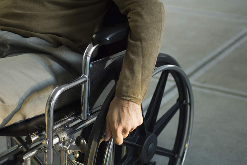 西方人,一个人,病人,坐,走,横图,俯视,室内,白天,欧洲,欧洲人,仅一个男性,仅一个人,仅一个中年男性,握,阴影,服装,光线,工具,影子,休闲装,一个,衣服,阳光,轮椅,休闲,休闲服,握着,服饰,单个,残疾,残疾人,辅助,男人,男性,中年男性,白种人,患者,就医者,散步,走路,坐着,半身,彩图,高角度拍摄