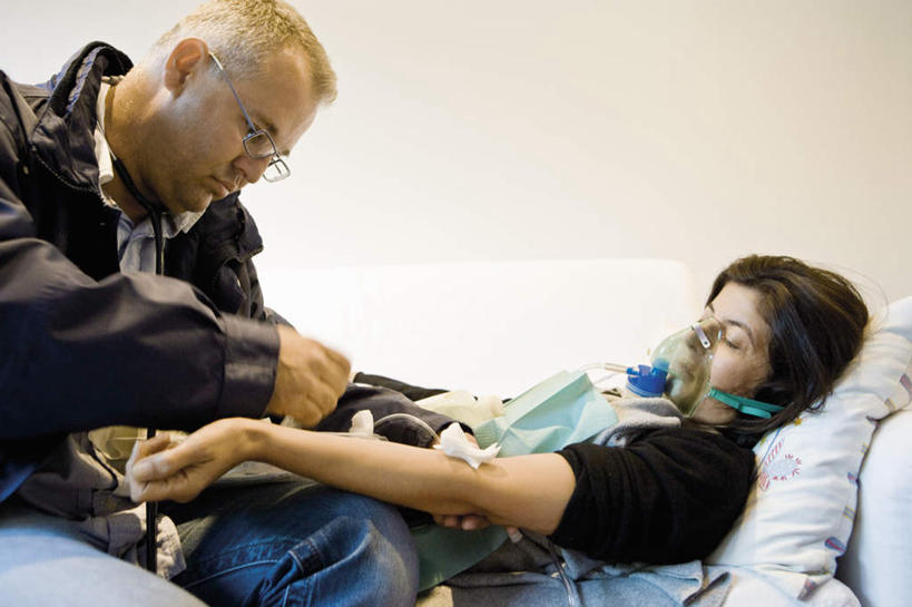 西方人,两个人,医生,病人,家,坐,躺,横图,室内,白天,侧面,床,欧洲,欧洲人,床单,被子,医护人员,医疗人员,氧气瓶,单人床,医疗,医疗设备,被单,卧着,男人,男性,女人,女性,中年男性,中年女性,白种人,大夫,患者,就医者,躺着,卧,坐着,半身,彩图