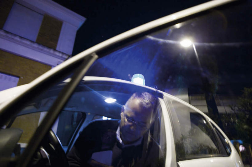 西方人,一个人,家,走,横图,室外,白天,仰视,树林,植物,路灯,汽车,照明,欧洲,欧洲人,仅一个男性,仅一个人,房屋,屋子,灯光,楼房,住宅,车,灯,树,树木,绿色,自然,交通工具,轿车,仅一个老年男性,生长,成长,钻,照亮,照明设备,老年男性,男人,男性,白种人,步行,走路,半身,彩图,低角度拍摄,房子