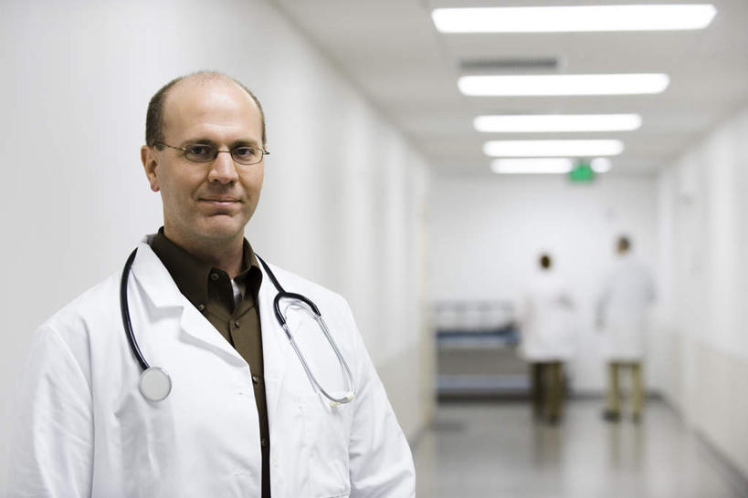 西方人,背部,三个人,医生,医院,站,走,横图,室内,白天,正面,照明,欧洲,欧洲人,走廊,灯光,顶灯,灯,听诊器,灯具,站着,医护人员,医疗人员,照亮,白大褂,照明设备,医疗机构,男人,男性,中年男性,白种人,大夫,步行,散步,站立,走路,半身,彩图,病院,诊所