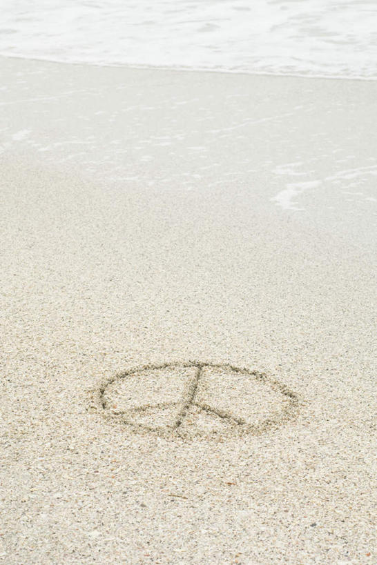 无人,竖图,俯视,室外,白天,海浪,海洋,沙滩,指示牌,标志,沙子,文字,海岸,浪花,沙地,祝福,标识,海水,海景,祝愿,大海,风浪,海,海水的波动,海滩,近岸浪,涌浪,彩图,高角度拍摄