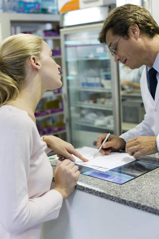 西方人,两个人,医生,站,竖图,室内,白天,正面,欧洲,欧洲人,笔,材料,档案,文件,办公用品,注视,药片,顾客,文具,学习用品,资料,药店,观察,看,站着,医护人员,医疗人员,观看,文具用品,察看,关注,文档,男人,男性,年轻男性,年轻女性,女人,女性,白种人,大夫,站立,半身,彩图