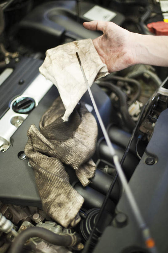 西方人,一个人,技术人员,竖图,俯视,室内,白天,汽车,欧洲,欧洲人,仅一个男性,仅一个人,握,引擎,拿,拿着,抹布,车,仅一个年轻男性,交通工具,轿车,擦拭,握着,男人,男性,年轻男性,白种人,技术员,半身,彩图,高角度拍摄