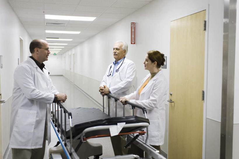 西方人,三个人,同事,医生,医院,站,说,横图,室内,白天,正面,讨论,成功,合作,团队,集体,信心,指示牌,照明,欧洲,欧洲人,标志,文字,墙,走廊,灯光,注视,标识,队伍,顶灯,相视,墙壁,墙面,灯,灯具,观察,看,站着,医护人员,医疗人员,面对面,观看,对视,照亮,察看,领导,白大褂,照明设备,成就,关注,相对,急救床,合伙,领袖,医疗机构,相看,交流,老年男性,男人,男性,年轻女性,女人,女性,白种人,大夫,沟通,讲话,交谈,商讨,说话,谈话,站立,半身,彩图,病院,诊所