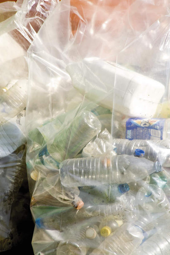 无人,竖图,俯视,室外,白天,环保,垃圾,黄色,瓶子,塑料制品,塑料瓶,肮脏,垃圾袋,环境,回收,资源,脏,利用,低碳,循环,彩图,高角度拍摄