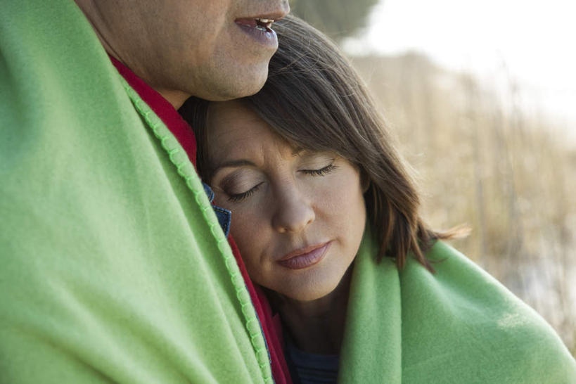 西方人,两个人,夫妻,站,闭眼,抱,横图,室外,白天,侧面,爱情,植物,欧洲,欧洲人,服装,枯萎,毯子,枯草,浪漫,休闲装,草,衣服,黄色,蓝色,蓝天,天空,天,站着,休闲,休闲服,恩爱,恋人,服饰,晴朗,抱着,搂着,裹着,万里无云,男人,男性,女人,女性,中年男性,中年女性,白种人,情侣,晴空,晴空万里,闭眼睛,闭着眼,闭着眼睛,怀抱,搂,搂抱,相抱,拥抱,站立,半身,彩图,伴侣