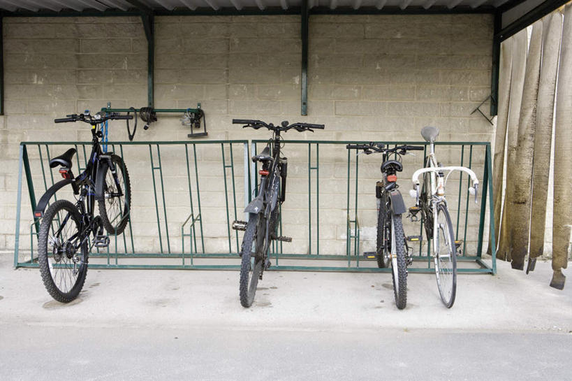 无人,工厂,栏杆,横图,室内,白天,正面,地板,自行车,静物,墙,围栏,地面,护栏,木地板,墙壁,墙面,车,脚踏车,交通工具,四辆,彩图,工地,制造厂