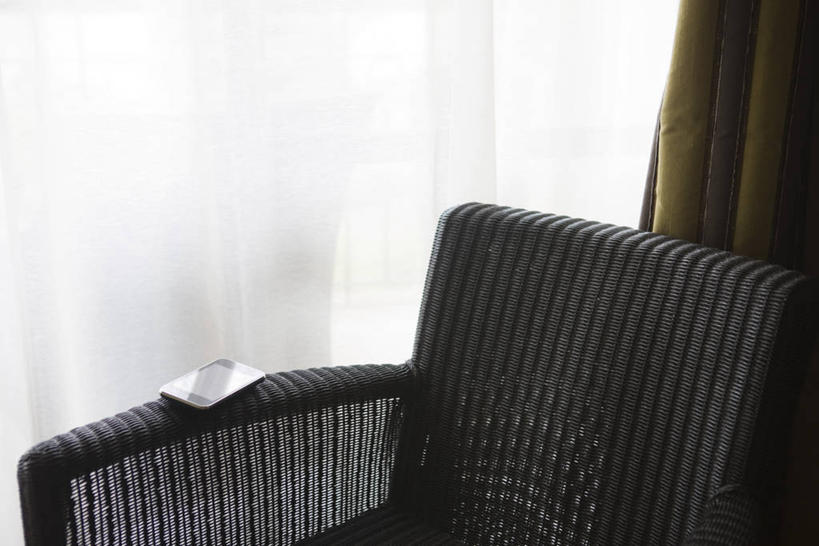 无人,打电话,交叉,横图,俯视,室内,白天,窗户,窗帘,静物,电话,手机,椅子,阴影,装饰,编织,反射,影子,藤椅,通讯设备,玻璃窗,一个,帘子,遮阳,单个,华丽,修饰,交织,点缀,一部,衬托,美观,雅致,雅观,穿插,交流,沟通,通话,彩图,高角度拍摄