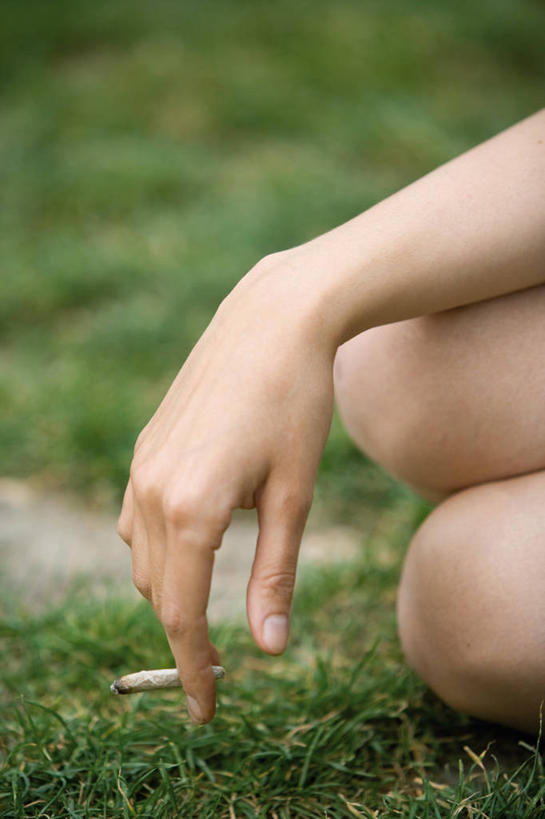 西方人,手,腿部,腿,一个人,竖图,室外,特写,白天,侧面,草地,草坪,植物,香烟,欧洲,欧洲人,仅一个年轻女性,仅一个女性,仅一个人,朦胧,模糊,夹,草,绿色,手部,烟,单手,年轻女性,女人,女性,白种人,卷烟,烟草,纸烟,半身,彩图