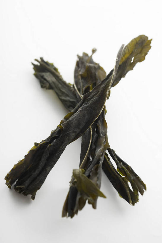 无人,竖图,俯视,室内,特写,白天,白色背景,餐桌,桌子,蔬菜,阴影,新鲜,反射,影子,海带,食品,食物,绿色,海藻,摄影,有机食品,绿色食品,影棚,三条,餐台,海草,江白菜,彩图,高角度拍摄,影棚拍摄,拍摄