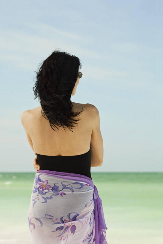 西方人,一个人,站,竖图,室外,白天,裙子,海浪,海洋,欧洲,欧洲人,仅一个女性,仅一个人,阴影,连衣裙,服装,光线,影子,浪花,背面,衣服,蓝色,蓝天,天空,阳光,海水,抹胸,天,站着,仅一个中年女性,服饰,晴朗,衣着,穿着,海景,万里无云,抹胸裙,衣饰,女人,女性,中年女性,白种人,大海,风浪,海,海水的波动,近岸浪,涌浪,晴空,晴空万里,站立,半身,彩图