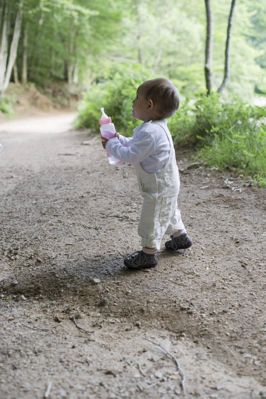 牛奶,西方人,婴儿,儿童,一个人,站,竖图,室外,白天,侧面,婴儿服装,纯洁,石头,森林,树林,植物,道路,路,欧洲,欧洲人,仅一个人,握,服装,裤子,奶瓶,石子,小路,交通,饮品,营养,拿,拿着,注视,树,树木,饮料,小孩,衣服,绿色,自然,瓶子,容器,观察,看,站着,背带裤,可爱,握着,服饰,活泼,乡间小路,生长,成长,奶嘴,婴儿用品,观看,储藏,察看,乳制品,衣着,奶,牛乳,储存,穿着,关注,宝宝,纯真,烂漫,无邪,安神,衣饰,饭单裤,工装裤,伶俐,天真,白种人,孩子,石块,岩石,站立,彩图,全身,婴儿服,贮存