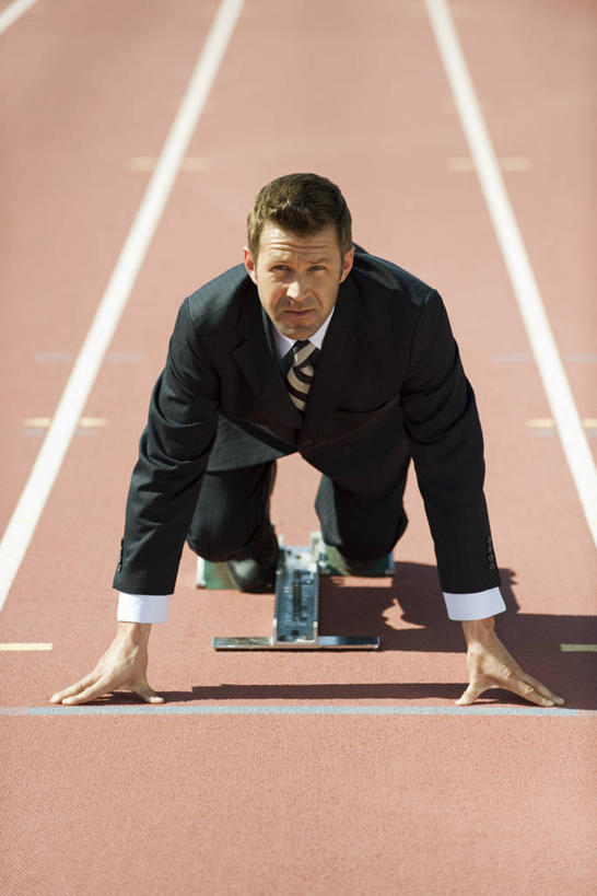 西方人,一个人,商务人士,商务男性,体育馆,运动场,起跑线,起点,蹲,竖图,室外,白天,正面,衬衫,欧洲,欧洲人,仅一个男性,仅一个人,仅一个中年男性,撑,套装,开始,界线,起跑器,线条,跑道,分界线,注视,体育场,粉色,观察,看,田径场,观看,察看,撑着,关注,商务装,塑胶跑道,助跑器,工薪阶层,起始,运动馆,蹲踞式起跑,男人,男性,中年男性,白种人,白领,上班族,蹲着,彩图,全身,衬衣,起跑点,全天候田径运动跑道