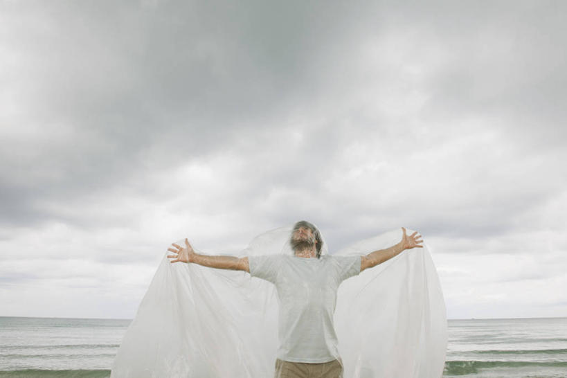 西方人,一个人,站,伸展双臂,横图,室外,白天,正面,T恤衫,海浪,海洋,欧洲,欧洲人,仅一个男性,仅一个人,握,服装,布,浪花,乌云,云,阴天,云朵,拿,T恤,云彩,拿着,注视,休闲装,仅一个年轻男性,衣服,白色,天空,海水,天,观察,看,站着,休闲,休闲服,握着,服饰,观看,布匹,察看,昏暗,阴沉,关注,海景,防水,防潮,油布,男人,男性,年轻男性,白种人,大海,风浪,海,海水的波动,近岸浪,涌浪,敞开双臂,伸开双臂,展开双肩,站立,张开手臂,张开双臂,半身,彩图