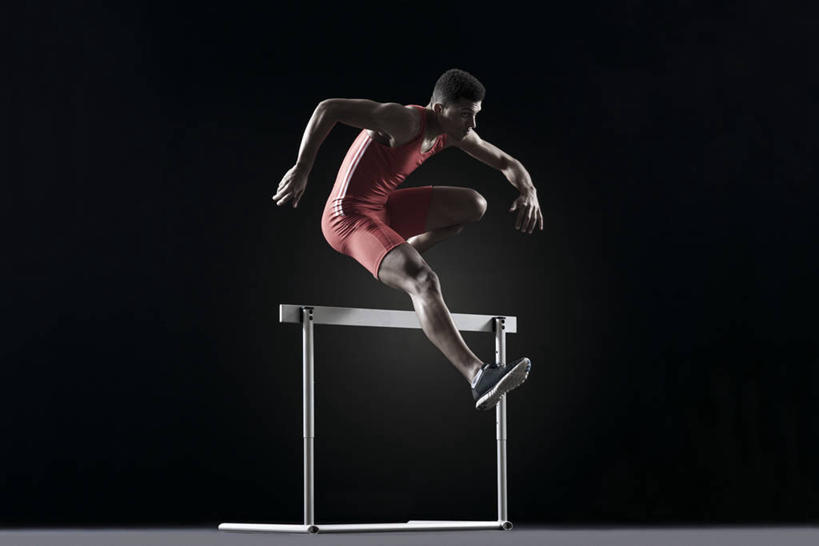 西方人,一个人,运动员,栏杆,跑,跳,伸展双臂,横图,室内,白天,正面,运动服,锻炼,快乐,比赛,运动,竞争,欧洲,欧洲人,仅一个男性,仅一个人,黑色背景,服装,田径,半空,跨越,娱乐,仅一个年轻男性,衣服,红色,休闲,摄影,服饰,影棚,体育运动,衣着,穿着,短跑,田径运动,衣饰,横杆,体育,跨栏,跨栏赛跑,男人,男性,年轻男性,白种人,体育运动员,运动选手,敞开双臂,跑步,伸开双臂,跳跃,展开双肩,张开手臂,张开双臂,彩图,全身,影棚拍摄,健身,拍摄,径赛,跨栏跑,运动装