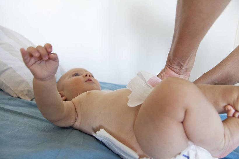 西方人,婴儿,儿童,两个人,家庭,母亲,躺,横图,室内,白天,正面,纯洁,床,卧室,欧洲,欧洲人,握,床单,拿,拿着,被子,裸露,尿布,纸尿裤,尿不湿,小孩,蓝色,温暖,温馨,一家人,可爱,母爱,童年,童趣,握着,单人床,活泼,和睦,被单,纸尿布,宝宝,裸,更换,童真,纯真,烂漫,无邪,纸尿片,母婴,卧着,伶俐,天真,年轻女性,女人,女性,白种人,孩子,年轻人,躺着,卧,半身,彩图,睡房,卧房,融洽