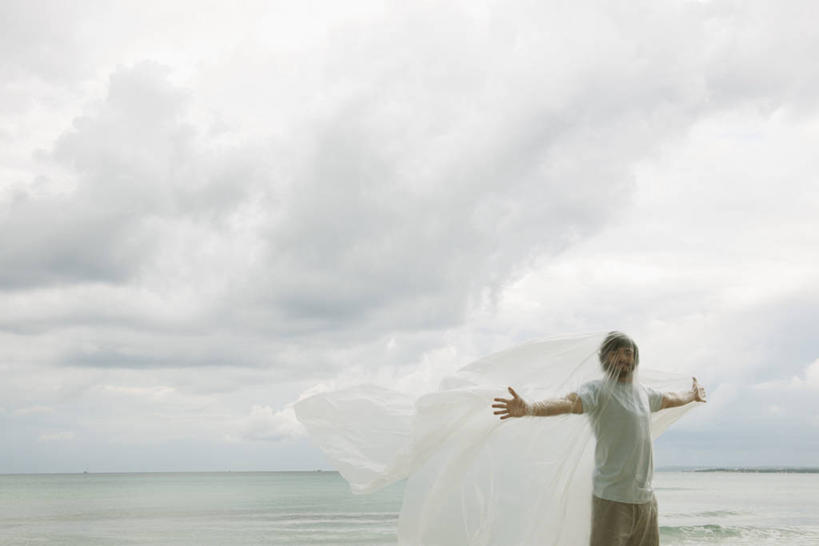 西方人,一个人,站,伸展双臂,横图,室外,白天,正面,海浪,海洋,欧洲,欧洲人,仅一个男性,仅一个人,握,服装,布,浪花,云,云朵,拿,云彩,拿着,注视,休闲装,仅一个年轻男性,衣服,白云,天空,海水,天,观察,看,站着,休闲,休闲服,握着,服饰,观看,布匹,察看,关注,海景,防水,防潮,油布,男人,男性,年轻男性,白种人,大海,风浪,海,海水的波动,近岸浪,涌浪,敞开双臂,伸开双臂,展开双肩,站立,张开手臂,张开双臂,半身,彩图