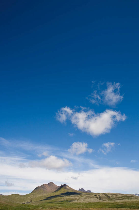 无人,公园,竖图,室外,白天,正面,旅游,度假,草地,草坪,美景,山,植物,欧洲,冰岛,阴影,光线,影子,景观,山峰,云,云朵,山峦,云彩,娱乐,草,蓝色,绿色,白云,蓝天,天空,阳光,自然,天,享受,休闲,景色,放松,晴朗,国家公园,自然风光,北欧,冰岛共和国,瓦特纳冰川国家公园,晴空,彩图