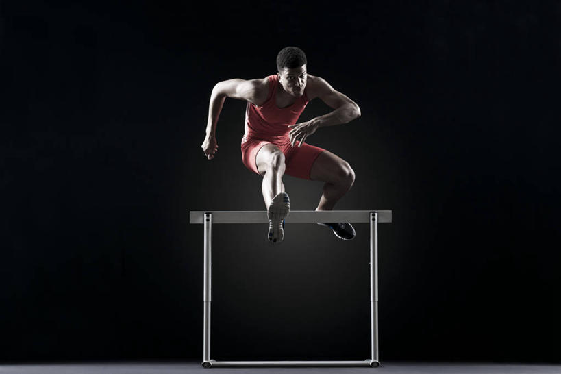 西方人,一个人,运动员,栏杆,跑,跳,横图,室内,白天,正面,运动服,锻炼,快乐,比赛,运动,竞争,欧洲,欧洲人,仅一个男性,仅一个人,黑色背景,服装,田径,半空,注视,跨越,娱乐,仅一个年轻男性,衣服,红色,观察,看,休闲,摄影,服饰,影棚,观看,察看,体育运动,衣着,穿着,关注,短跑,田径运动,衣饰,横杆,体育,跨栏,跨栏赛跑,男人,男性,年轻男性,白种人,体育运动员,运动选手,跑步,跳跃,彩图,全身,影棚拍摄,健身,拍摄,径赛,跨栏跑,运动装