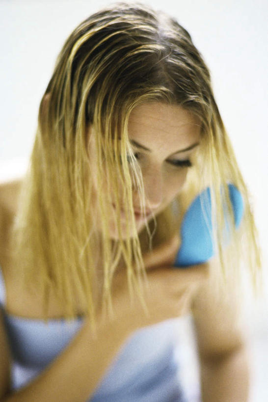 西方人,头发,一个人,站,举,竖图,室内,特写,白天,白色背景,正面,浴袍,欧洲,欧洲人,仅一个年轻女性,仅一个女性,仅一个人,一把,握,朦胧,模糊,拿,梳子,拿着,梳头,注视,黄色,蓝色,低头,观察,看,托,站着,一件,握着,摄影,影棚,观看,察看,关注,年轻女性,女人,女性,白种人,举起,举手,举着,向上举,向上伸,向上托,站立,半身,彩图,影棚拍摄,汤帷子,浴衣,拍摄