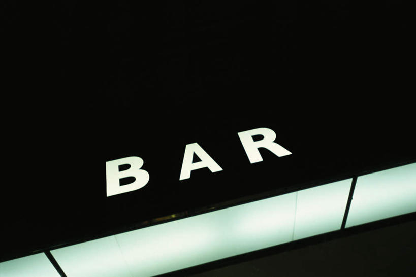 无人,酒吧,横图,俯视,室外,夜晚,指示牌,壁灯,标志,文字,字母,灯光,标识,灯,灯具,照明设备,彩图,高角度拍摄