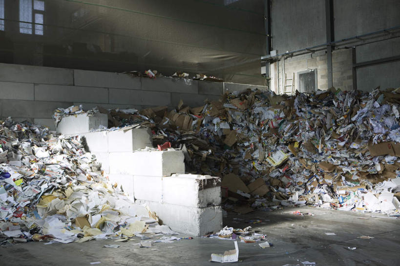 无人,横图,室外,白天,正面,窗户,许多,阴影,环保,光线,影子,纸,墙,垃圾,纸张,地面,玻璃窗,墙壁,墙面,阳光,垃圾场,回收,资源,利用,低碳,循环,彩图