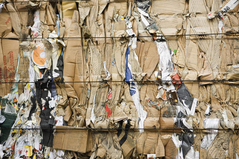 无人,横图,室外,特写,白天,正面,一堆,一排,捆扎,阴影,堆叠,堆积,环保,整齐,光线,包装,影子,纸,纸条,排列,阳光,绳子,堆,绳索,纸板,回收,资源,队列,利用,低碳,循环,彩图