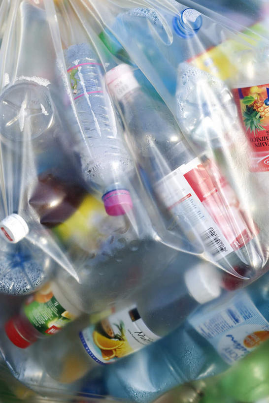 无人,竖图,室外,特写,白天,正面,一堆,许多,堆叠,堆积,环保,包装,一个,白色,瓶子,塑料制品,塑料瓶,单个,堆,垃圾袋,回收,资源,利用,低碳,循环,彩图