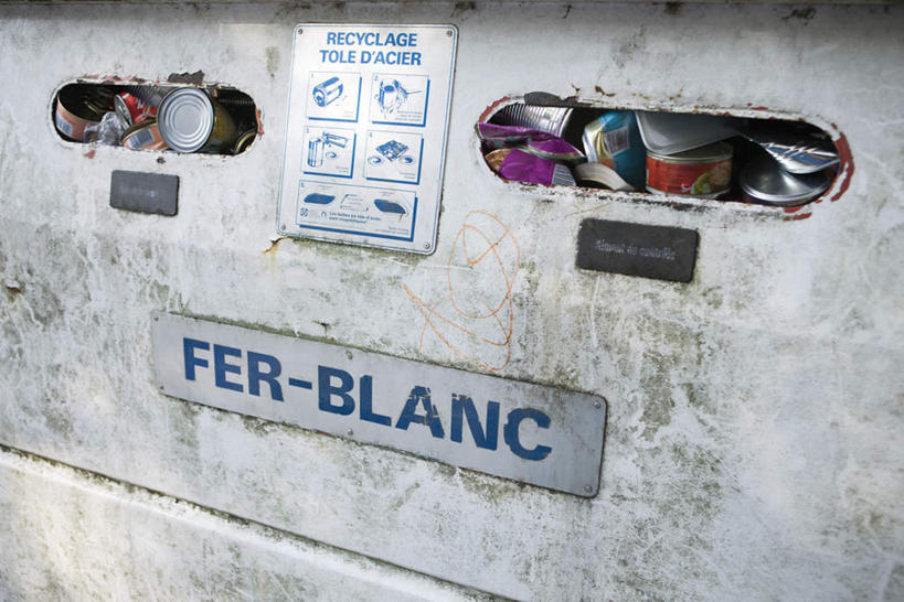 无人,横图,室外,特写,白天,正面,指示牌,一堆,许多,堆叠,堆积,环保,金属,标志,文字,字母,垃圾桶,标识,两个,一个,瓶子,单个,堆,铝制品,回收,资源,圆孔,利用,低碳,循环,铝,彩图