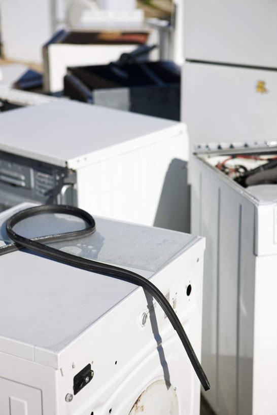 无人,竖图,俯视,室外,特写,白天,机器,许多,废弃,阴影,环保,朦胧,模糊,生锈,光线,瓷砖,地砖,影子,冰箱,地面,白色,阳光,洗衣机,损坏,回收,资源,家电,利用,低碳,循环,彩图,高角度拍摄