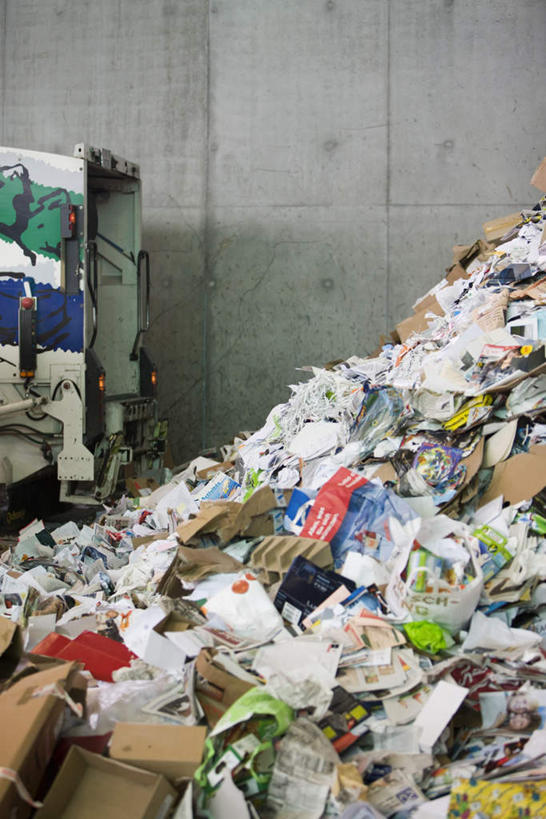 无人,竖图,室外,白天,正面,卡车,汽车,一堆,一辆,许多,堆叠,堆积,环保,墙,垃圾,纸条,塑料袋,墙壁,墙面,车,交通工具,堆,纸板,垃圾场,回收,资源,利用,低碳,循环,彩图