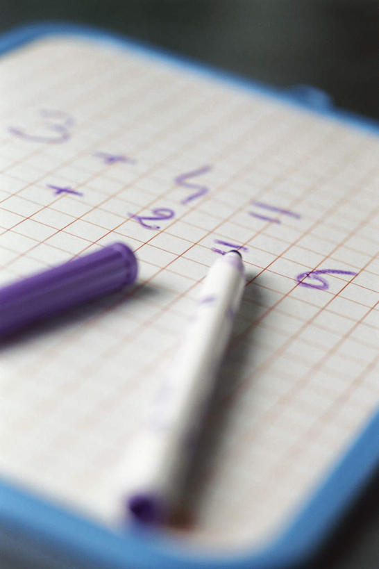 无人,竖图,俯视,室内,特写,白天,桌面,一块,一排,朦胧,模糊,整齐,笔,方格,数字,排列,一个,紫色,单个,写字板,笔套,一支,队列,彩图,高角度拍摄