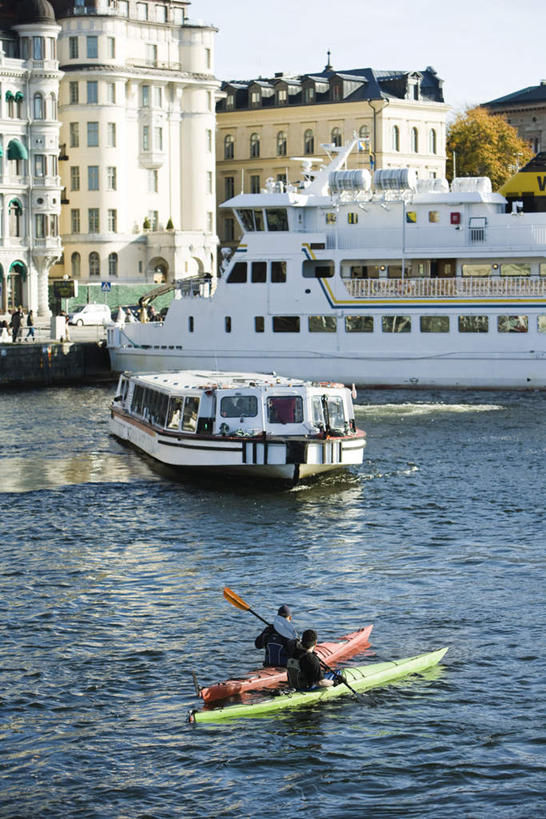 西方人,两个人,家,坐,竖图,俯视,室外,白天,旅游,度假,河流,水,植物,道路,路,路灯,船,瑞典,欧洲,欧洲人,许多,握,阴影,波纹,服装,光线,影子,房屋,屋子,河水,水流,小路,灯光,交通,拿,拿着,休闲装,娱乐,楼房,住宅,灯,树,树木,衣服,蓝色,绿色,蓝天,水纹,天空,阳光,自然,交通工具,波浪,天,享受,休闲,休闲服,放松,划,握着,服饰,生长,成长,照明设备,客船,斯德哥尔摩,男人,男性,年轻男性,白种人,坐着,彩图,高角度拍摄,全身,房子