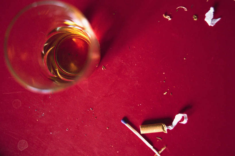 啤酒,无人,横图,俯视,室外,特写,白天,餐桌,桌子,杯子,香烟,一根,许多,朦胧,模糊,棒子,纸屑,一杯,玻璃制品,一个,红色,酒杯,啤酒杯,烟,单个,餐台,玻璃杯,卷烟,烟草,纸烟,彩图,高角度拍摄