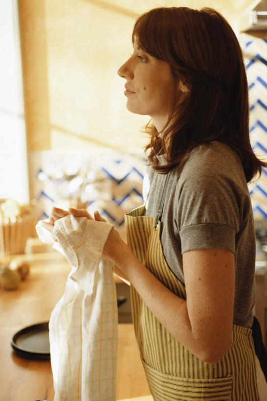 西方人,头发,一个人,站,笑,微笑,竖图,室内,白天,侧面,窗户,地板,欧洲,欧洲人,仅一个年轻女性,仅一个女性,仅一个人,握,阴影,服装,光线,影子,墙,灶头,地面,拿,拿着,注视,休闲装,木地板,玻璃窗,墙壁,墙面,衣服,黄色,白色,阳光,观察,看,站着,休闲,休闲服,握着,服饰,观看,察看,关注,年轻女性,女人,女性,白种人,站立,半身,彩图