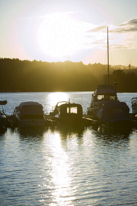 无人,家,码头,竖图,室外,白天,正面,旅游,度假,日出,河流,美景,水,太阳,港口,瑞典,一排,波纹,整齐,房屋,屋子,河水,景观,水流,游艇,朝霞,晨曦,黎明,娱乐,楼房,住宅,排列,蓝色,蓝天,水纹,天空,阳光,自然,波浪,天,享受,休闲,景色,放松,队列,自然风光,斯德哥尔摩,四辆,朝阳,彩图,破晓,房子,摆渡口,埠头,渡口,渡头,港湾,海港,货运码头,口岸,商港