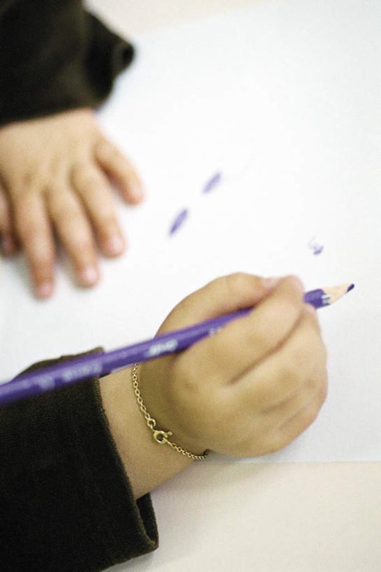 西方人,儿童,手,一个人,坐,摸,竖图,俯视,室内,特写,白天,欧洲,欧洲人,仅一个男性,仅一个人,撑,抚摸,握,服装,朦胧,模糊,纸,拿,图画,拿着,注视,休闲装,小孩,衣服,黑色,铅笔,观察,看,仅一个小孩,休闲,手部,休闲服,握着,服饰,观看,一支,察看,袖子,撑着,关注,男孩,男人,男性,白种人,孩子,触摸,画画,接触,坐着,半身,彩图,高角度拍摄,男生