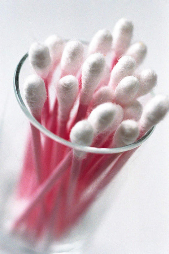 无人,竖图,俯视,室内,特写,白天,白色背景,桌面,杯子,一堆,许多,阴影,堆叠,堆积,朦胧,模糊,柔软,棒子,影子,棉花,玻璃制品,一个,粉色,白色,容器,棉签,摄影,影棚,单个,堆,玻璃杯,彩图,高角度拍摄,影棚拍摄,拍摄